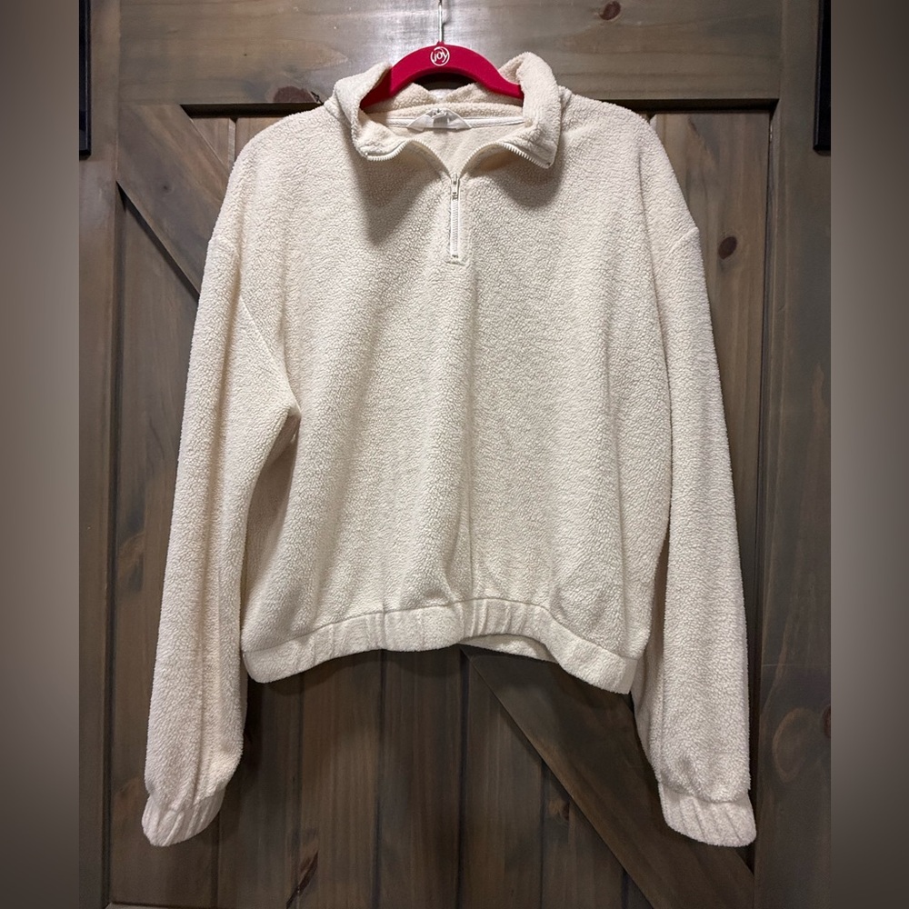 Woman’s BB Dakota cream sweater sz Large